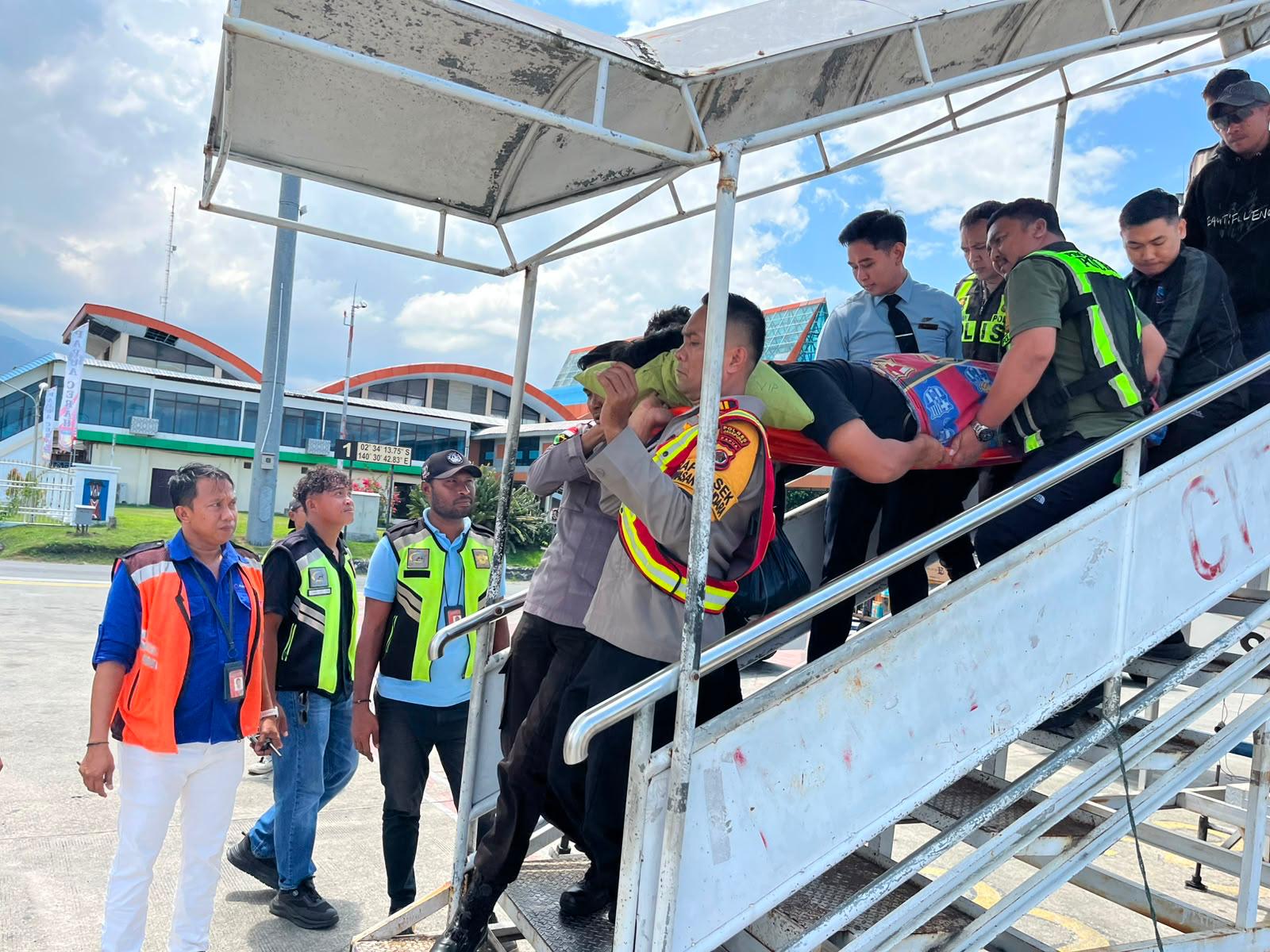 BRIPDA JHON GALU SITUMORANG TERLUKA DITEMBAK DI TOLIKARA, SATGAS KEPOLISIAN OPERASI DAMAI CARTENZ KEMBANGKAN PENYELIDIKAN