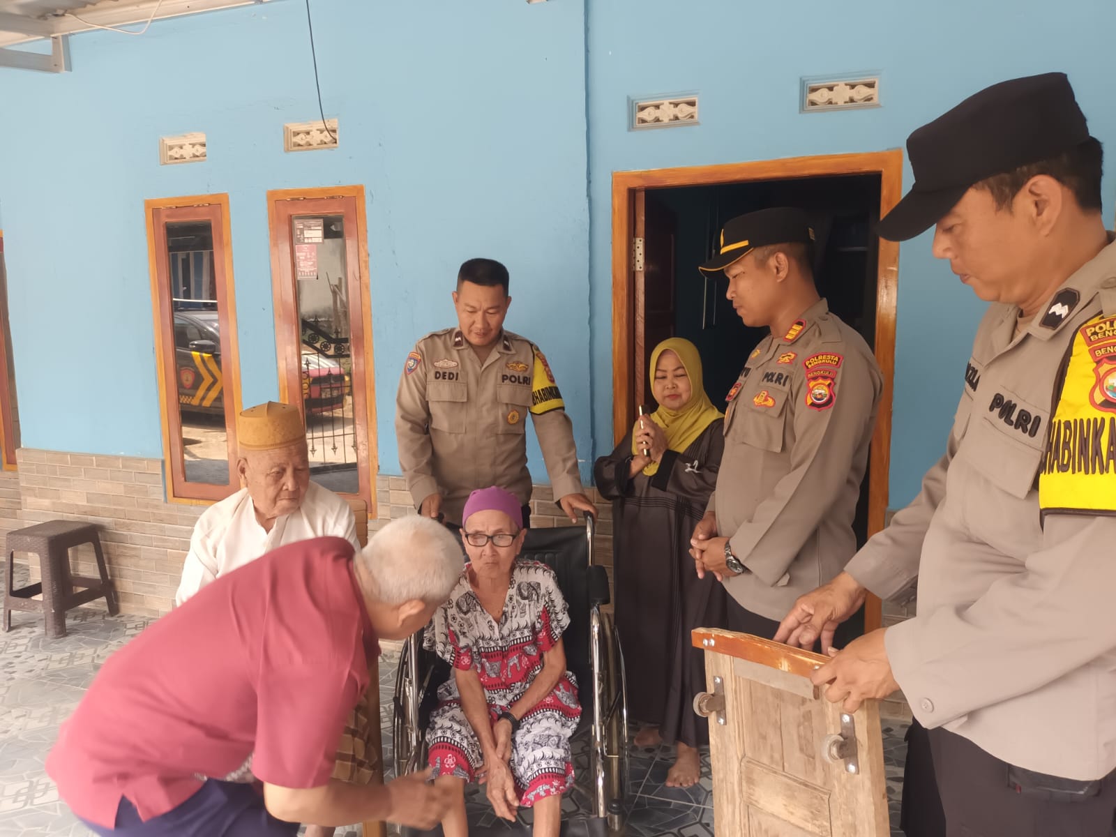 Jelang HUT RI ke-81, Polsek Selebar dan Yayasan Bunda Sarmani Salurkan Bantuan Kursi Roda kepada Warga Pagar Dewa