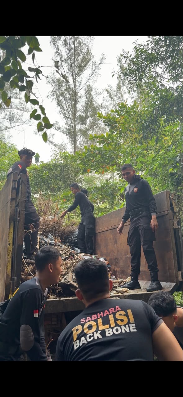 Bulan Bakti Kebersihan, Personel Ditsamapta Polda Bengkulu Bersihkan Pantai Pasir Putih
