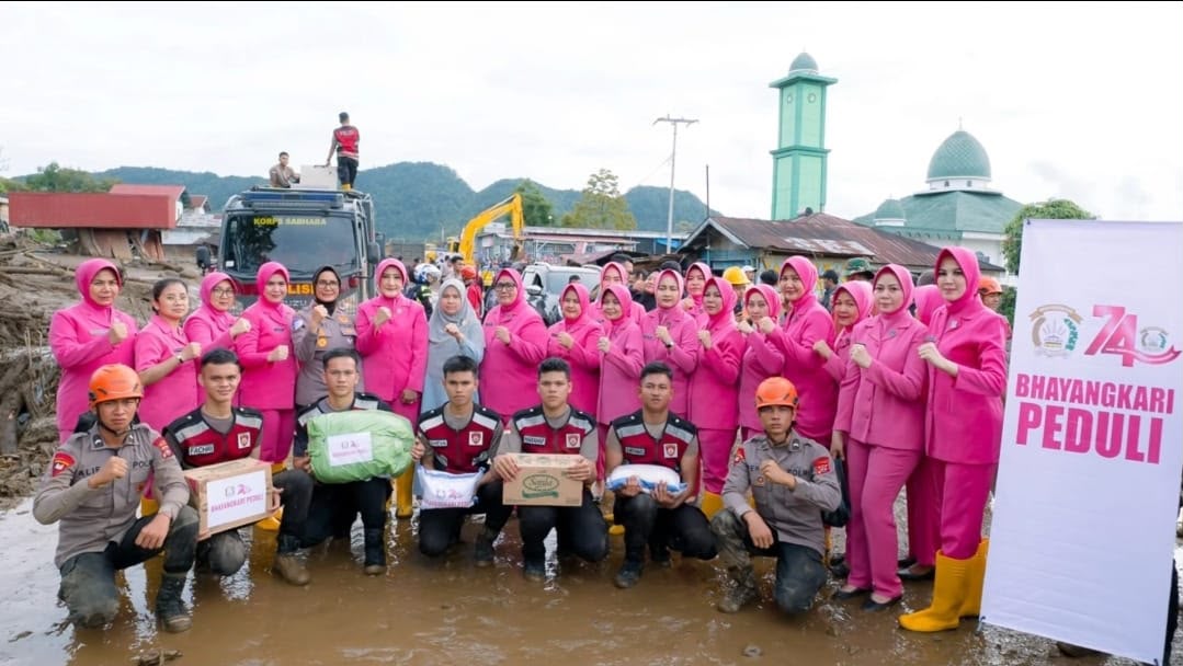 HKGB ke-74, Bhayangkari Sumbar Hadir Berikan Bantuan bagi Warga Terdampak Banjir Bandang